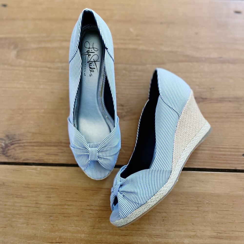 Life Stride Blue & White Striped Seersucker Wedges Size 5.5 EUC - Picture 12 of 13